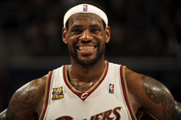 NBA感人一幕！乐福JR熊抱红温引热议 詹姆斯：都是我的好哥们